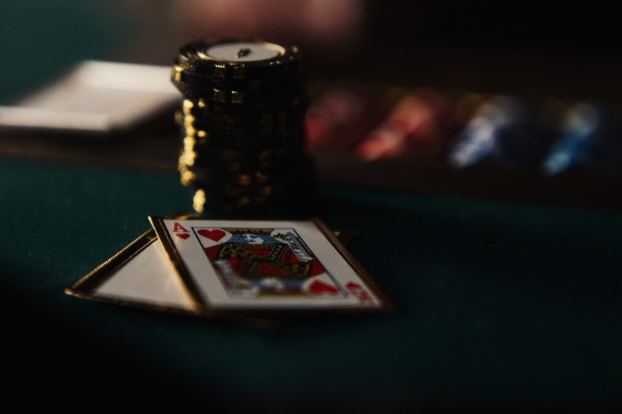 Casino-Chips und Spielkarten auf grünem Filz