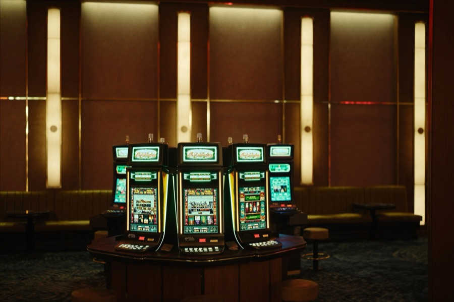 Moderne Spielautomaten in einer eleganten Casino-Halle